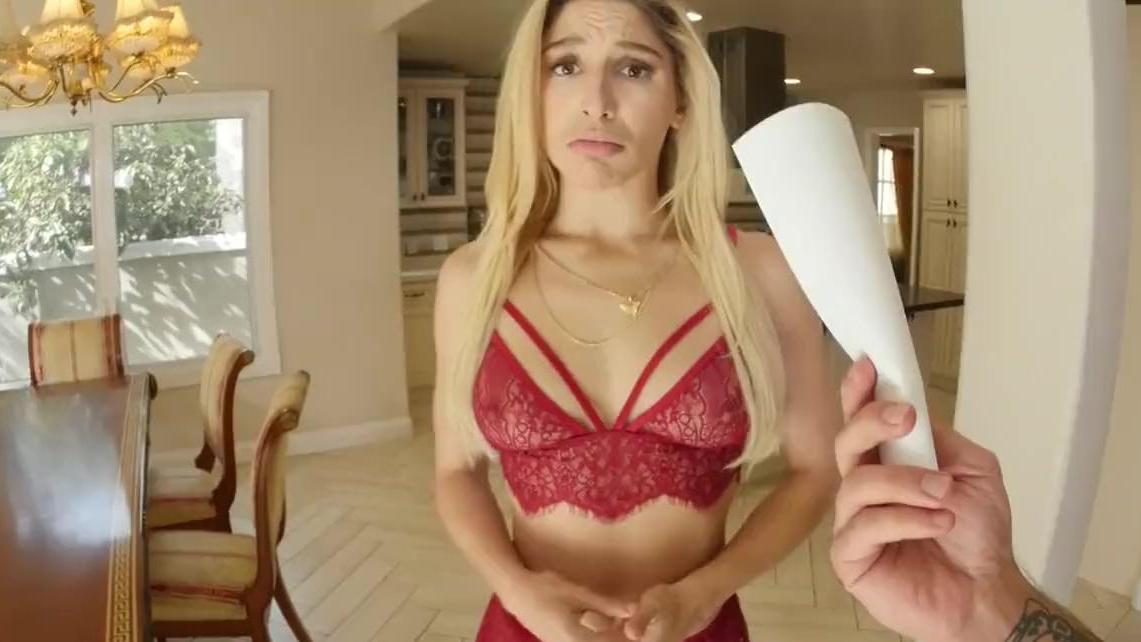 Una linda nena en ropa interior sexy roja abre las piernas como una gran polla