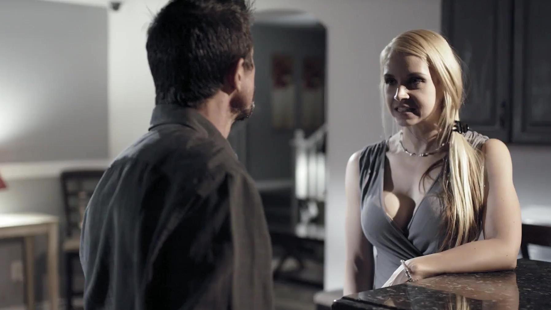 Una pareja se llevó a la cama a una rubia cuando tenía 18 años