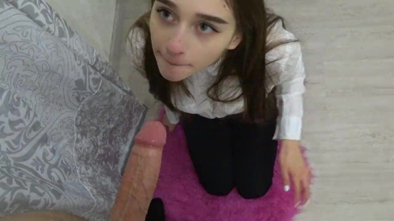 Una penetración profunda resulta en golpes en la boca y semen.