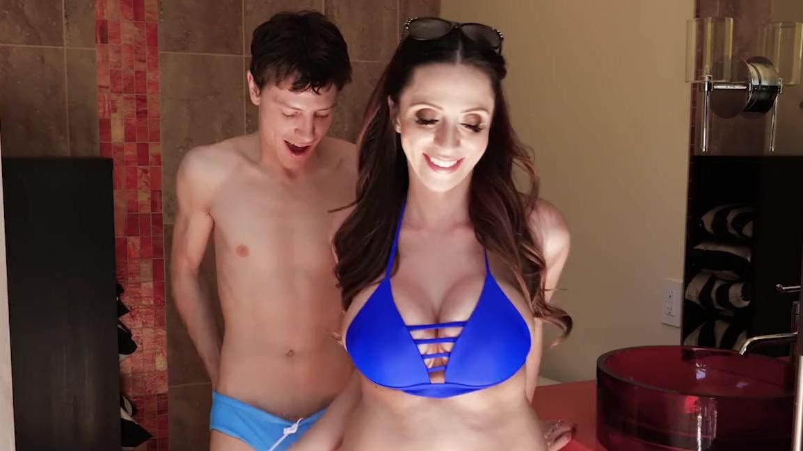 Una preciosa MILF de gran culo es muy bien decorada por un joven Pool Boy