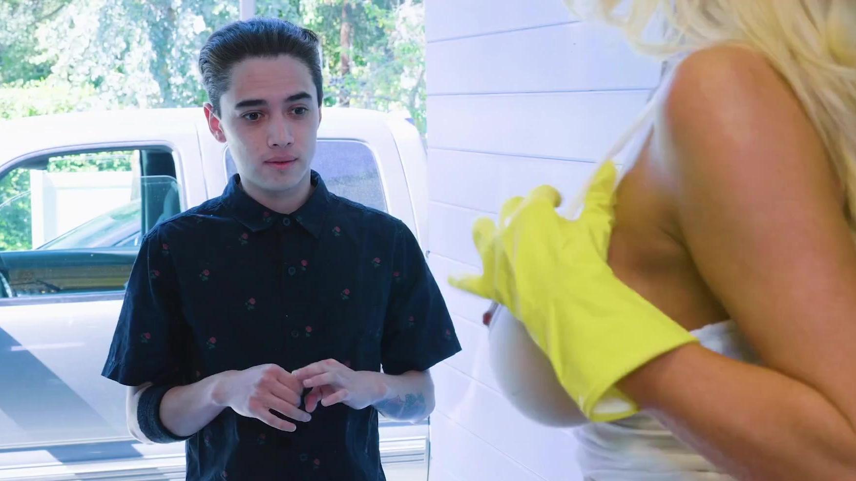 Una preciosa MILF de grandes tetas y culo gordo folla con un hombre inocente