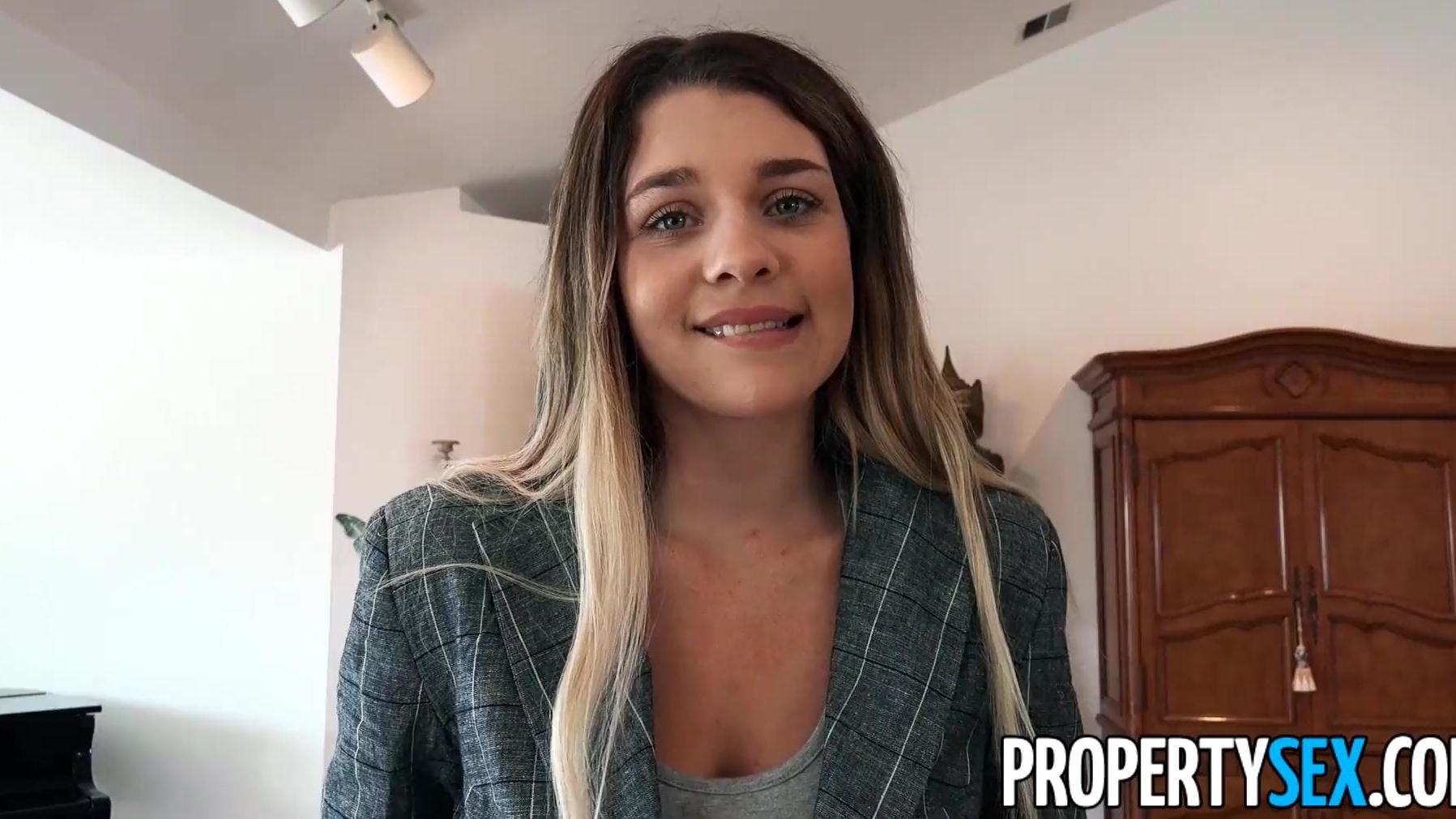 Una preciosa agente inmobiliaria de grandes tetas naturales cabalga a sus clientes con suaves gemidos