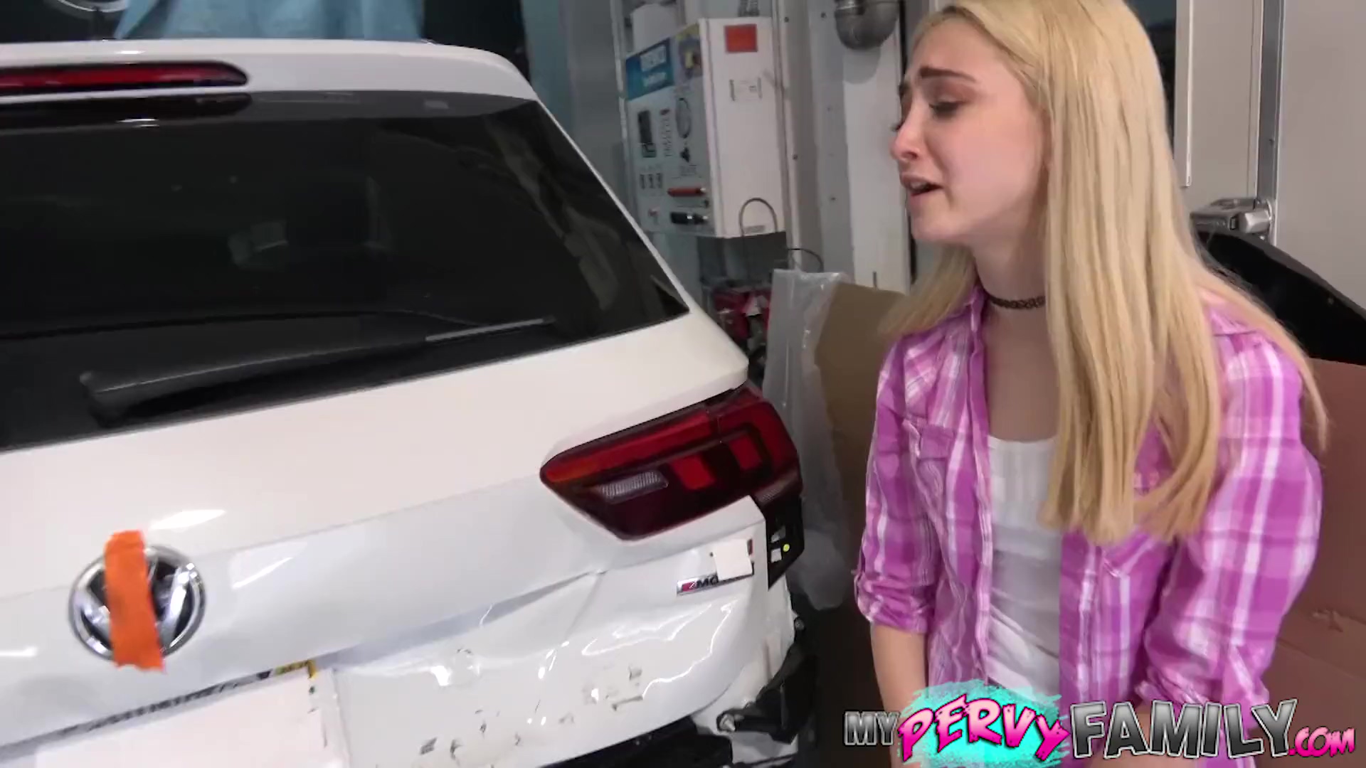 Una preciosa jovencita rubia paga con su buen cuerpo en un accidente de coche
