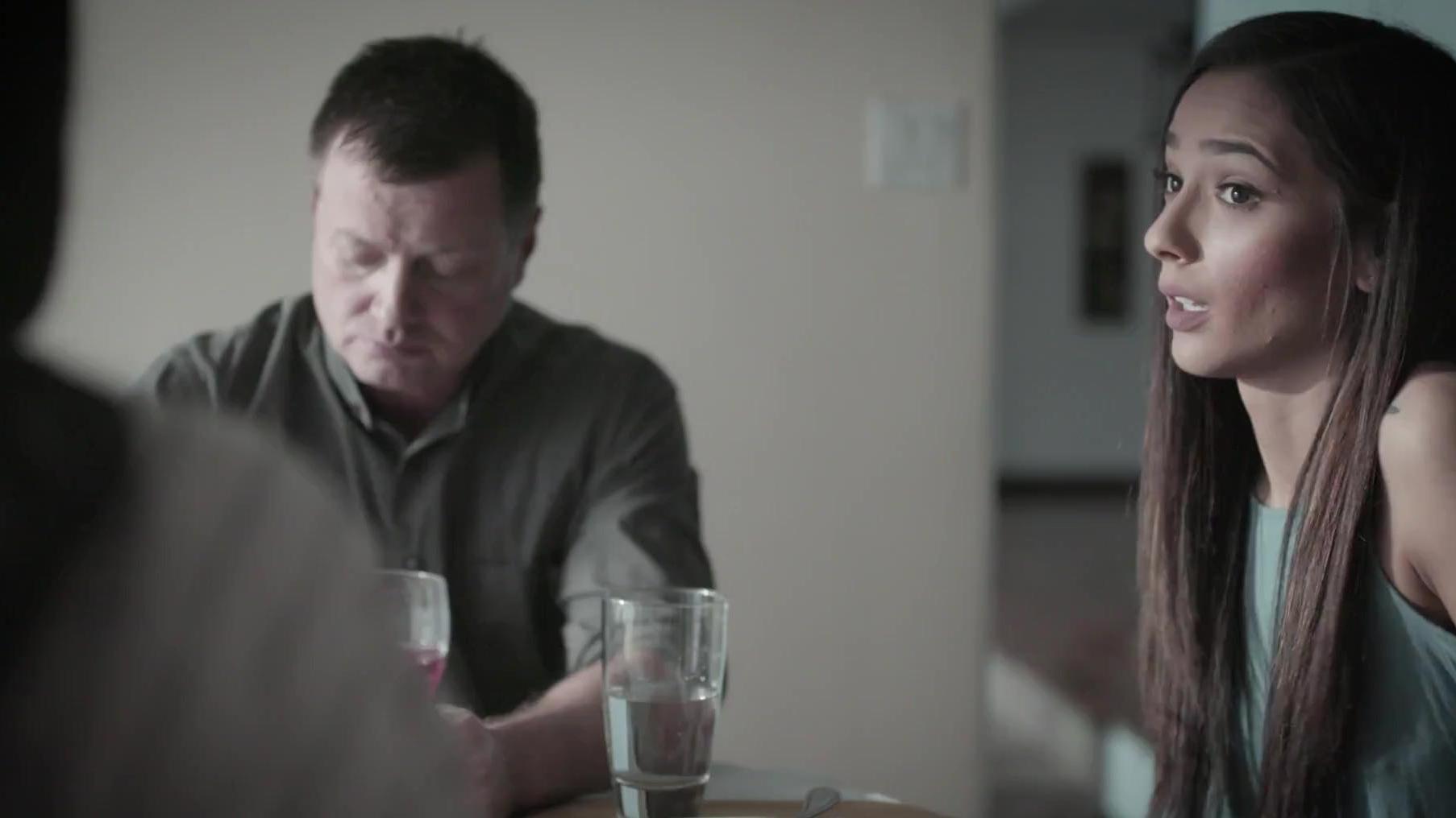 Una preciosa morena disfruta del sexo con su padrastro maduro