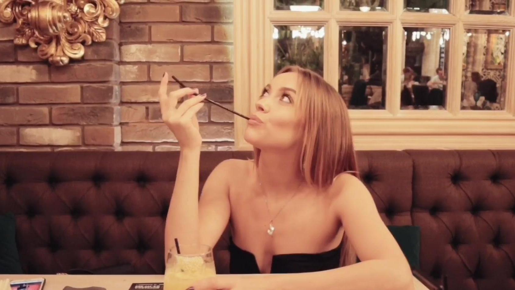 Una preciosa puta me chupó el cuello el primer día en un baño público – Porno POV