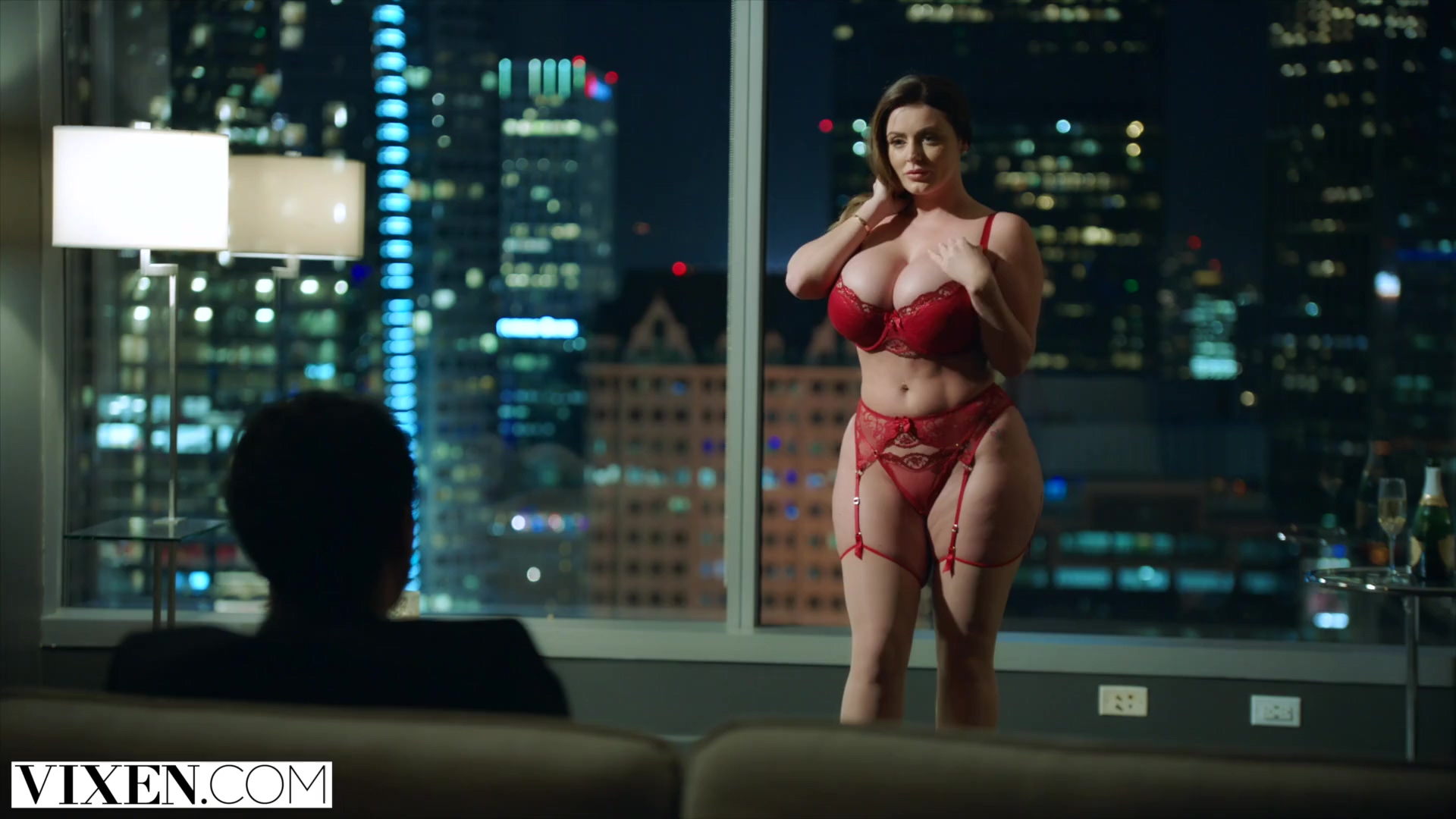 Una tetona de precioso cuerpo complace a su marido con sus grandes pechos