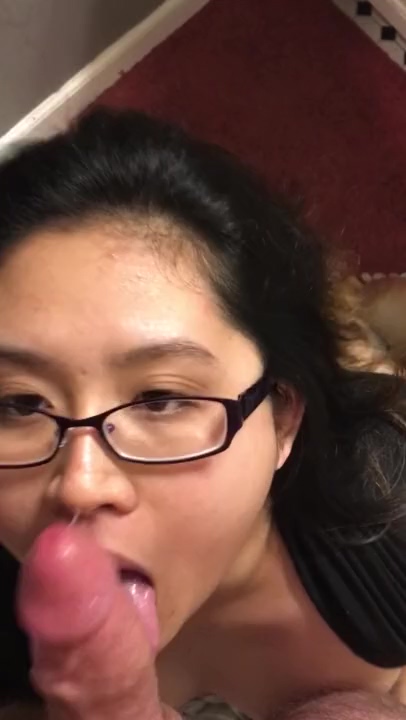 Universitaria asiática acepta tener sexo rápido con su novio en el baño