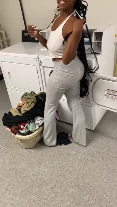 Vecina de ébano tiene una polla en el lavadero – Porno Amateur POV