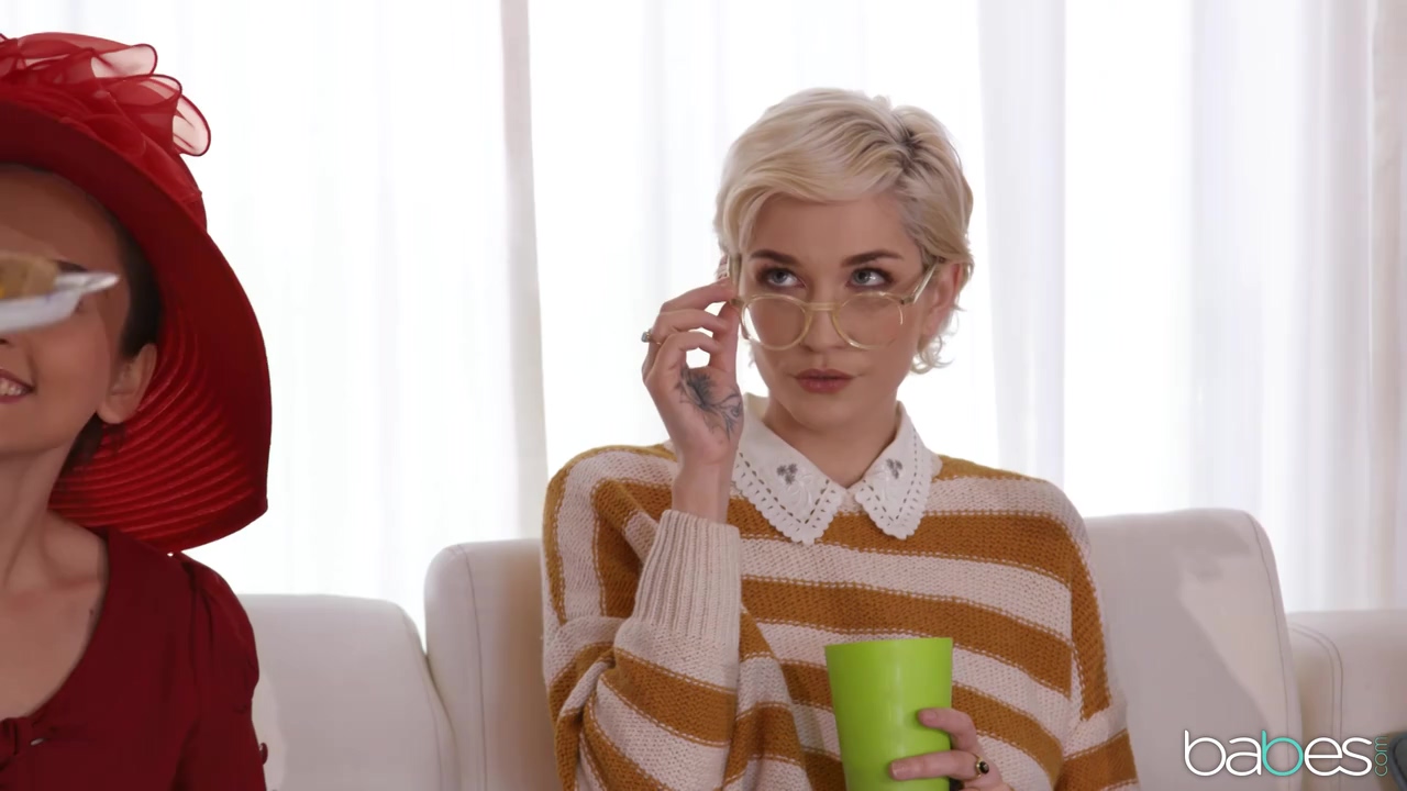 dos parejas jugando en el baño