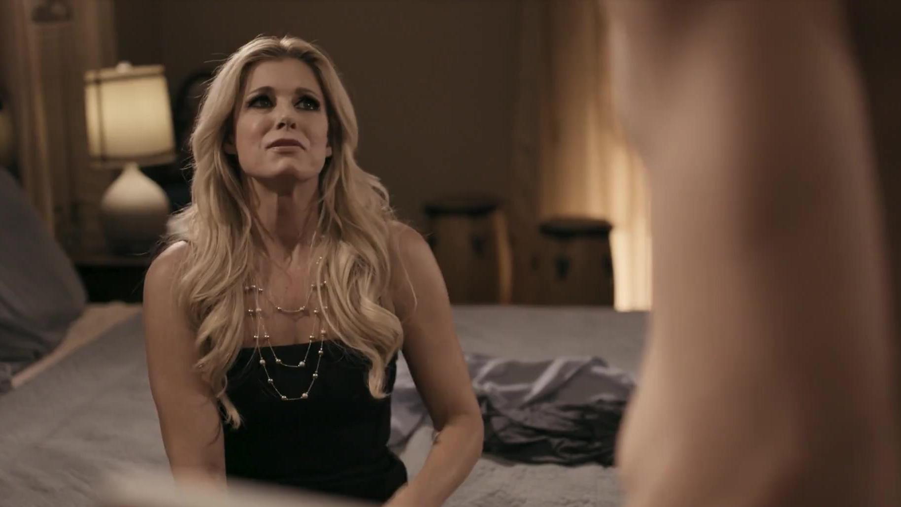 ¡A una hermosa MILF rubia le encanta sentarse encima y montar una gran polla! Chupa y traga la pipa en la boca.