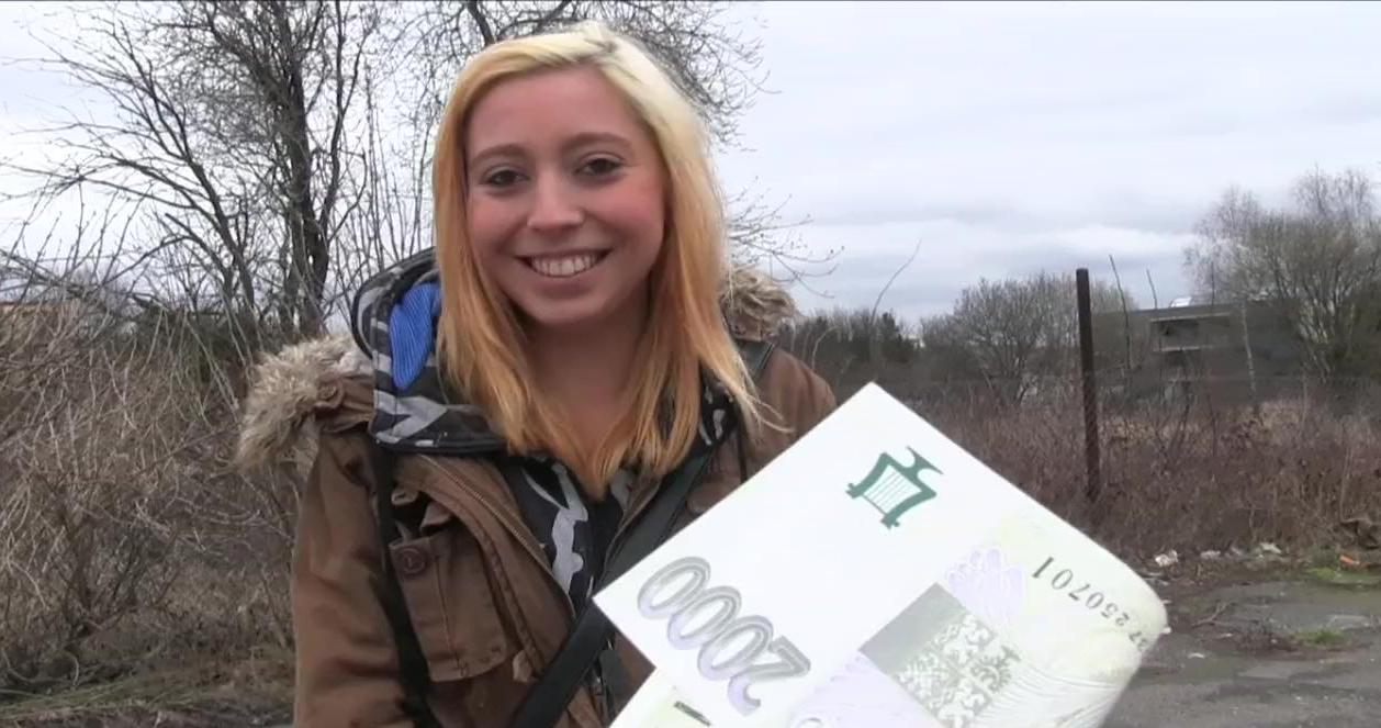 ¡Adolescente inocente aceptó mostrar sus pechos por dinero y chuparlos con avidez!