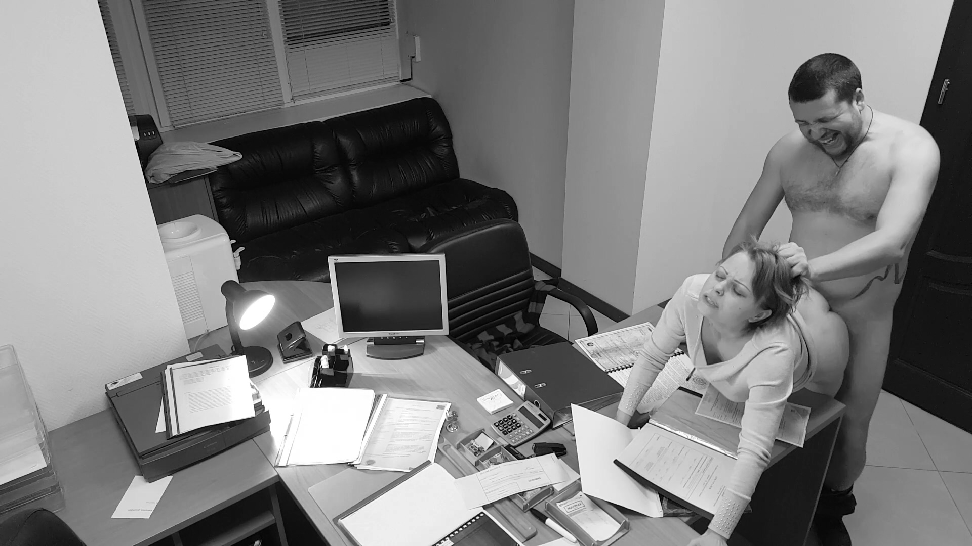 ¡Capté a la secretaria pateando a su jefe en la cámara de seguridad!