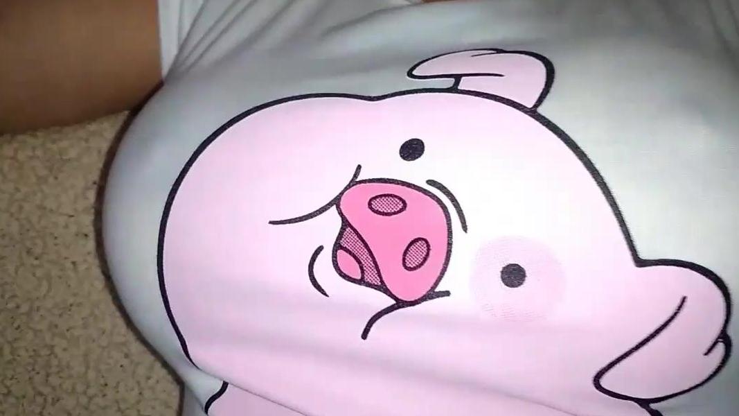 ¡El hermanastro cachondo agarra grandes tetas naturales y empuja los pechos de su hermana, dejándolo entrar!