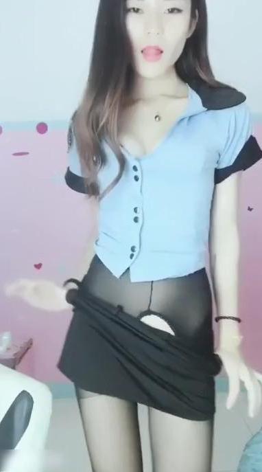 ¡Joven adolescente asiática con hermosos pechos en uniforme de policía! Se masturba y le come la polla a su novio