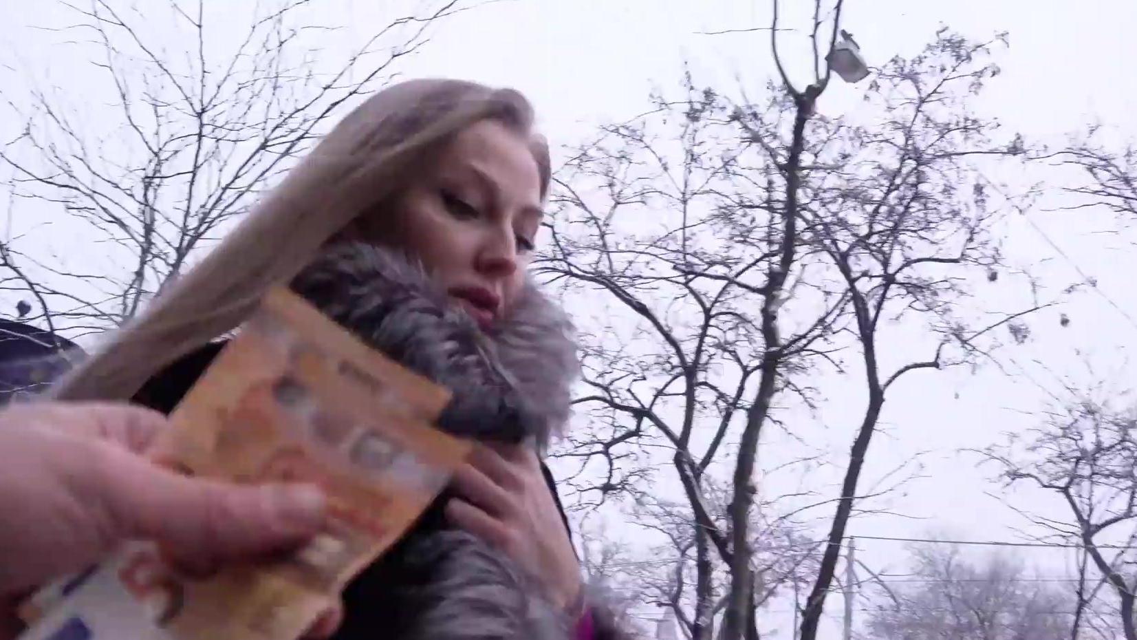 ¡La chica de la calle tiene grandes pechos y un cuerpazo caliente! Lo golpearon fuerte por cantar