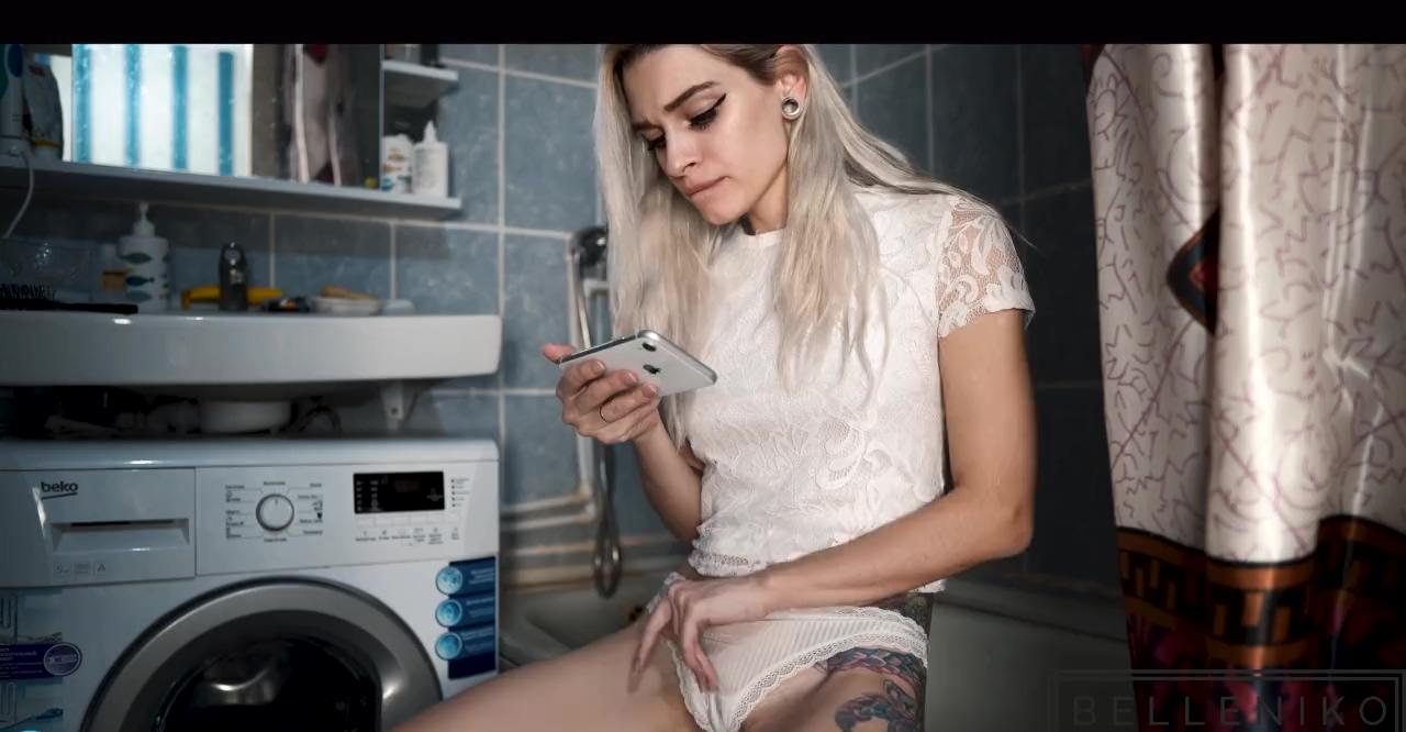 ¡La hermana la pilló masturbándose y le pidió sexo anal! (Ruso)