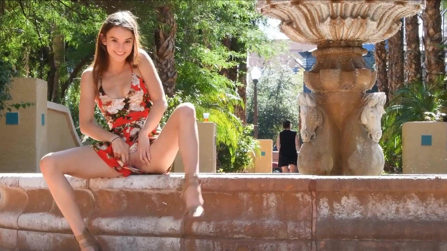 ¡La linda niña Ellie Eilish muestra sus tetas en público y la frota con un juguete sexual!