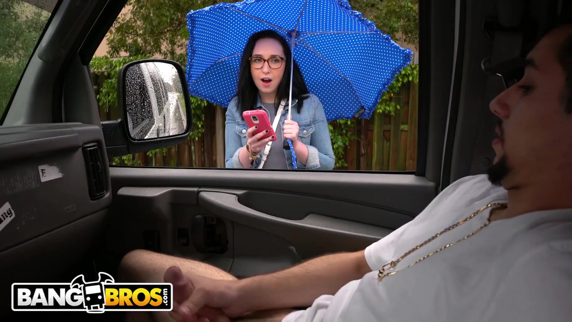 ¡La nena inocente con gafas tiene el mejor trasero! A mi esposa le costó mucho