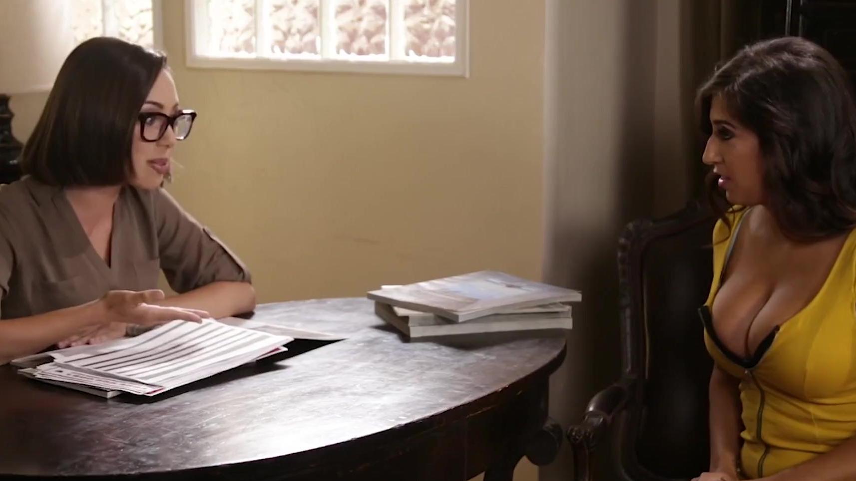 ¡Nena caliente se lame los pezones con los dedos y gime de fornicación! ¡El jefe cachondo está muy mojado!