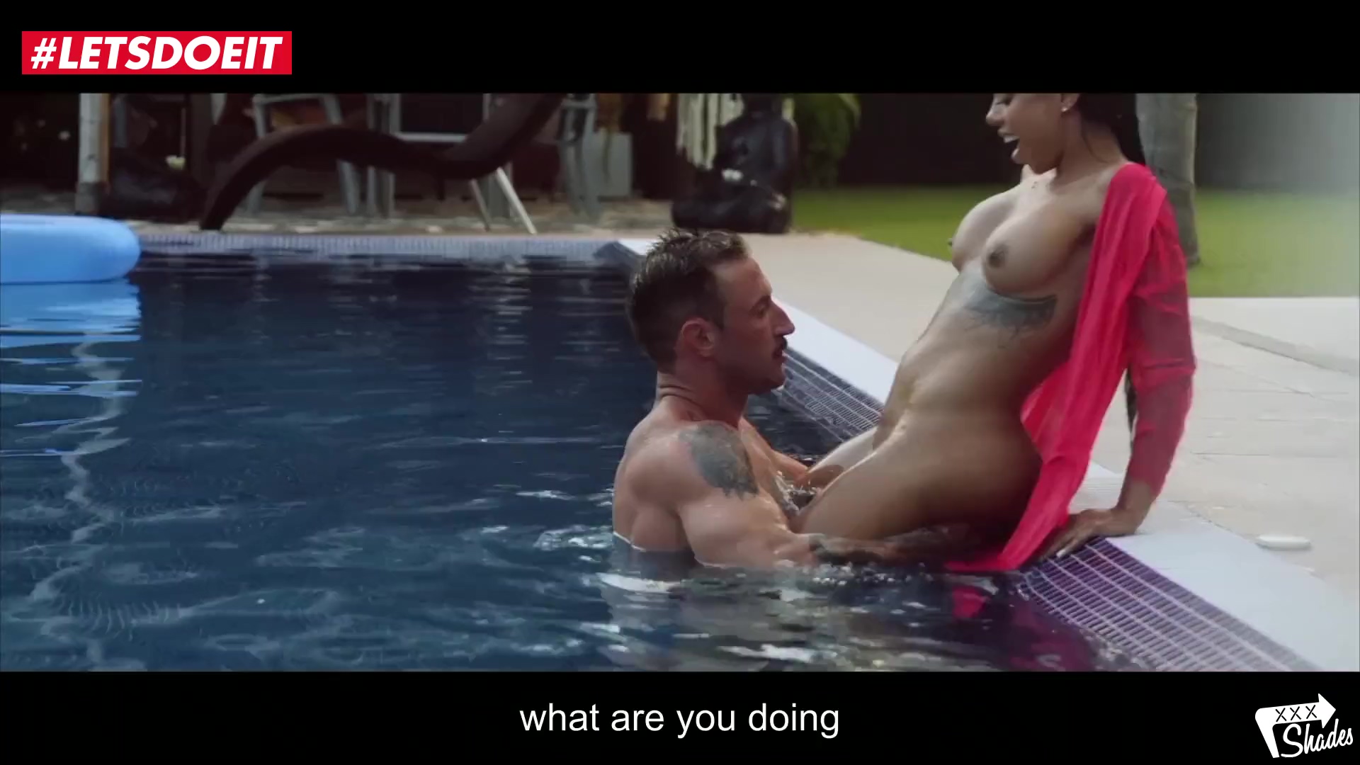 ¡Nena latina increíble con botín redondo chupa la piscina antes del sexo caliente!