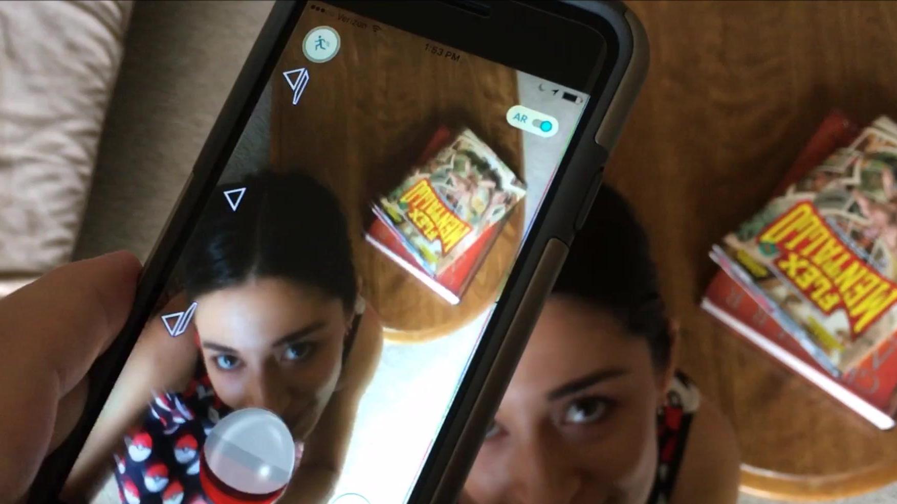 ¡Pequeña adolescente latina toma las grandes tetas de su hermanastro en sus turgentes tetas!