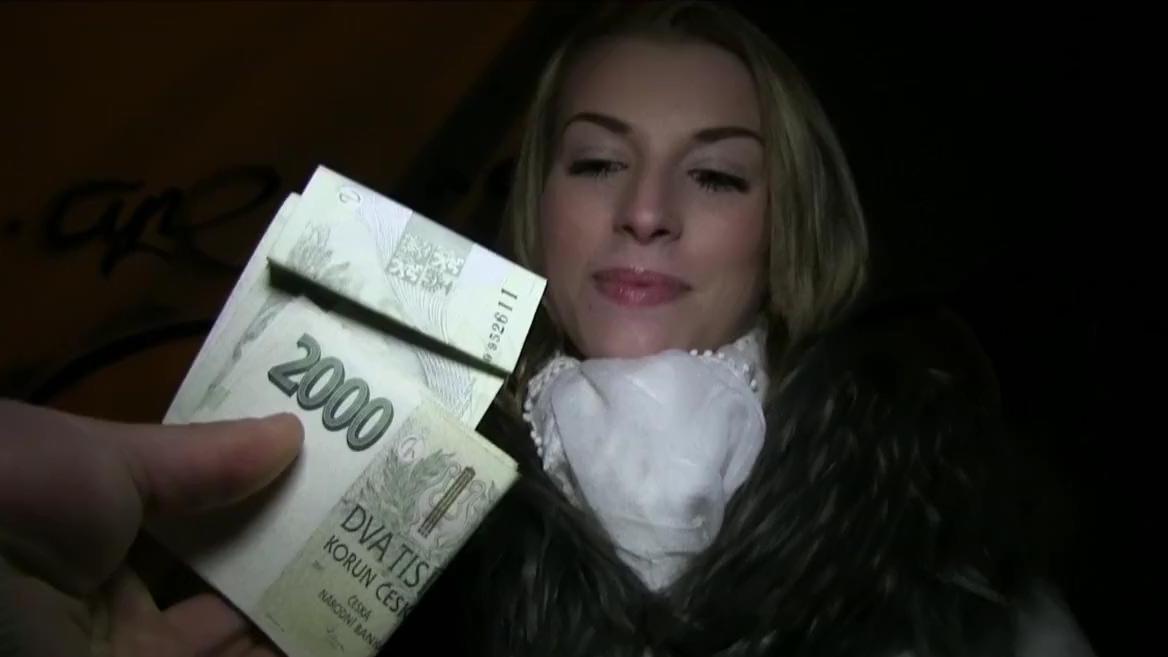 ¡Un guapo europeo aceptó chuparle la polla a un extraño por dinero! Sexo sucio en público en POV con una chica perezosa.