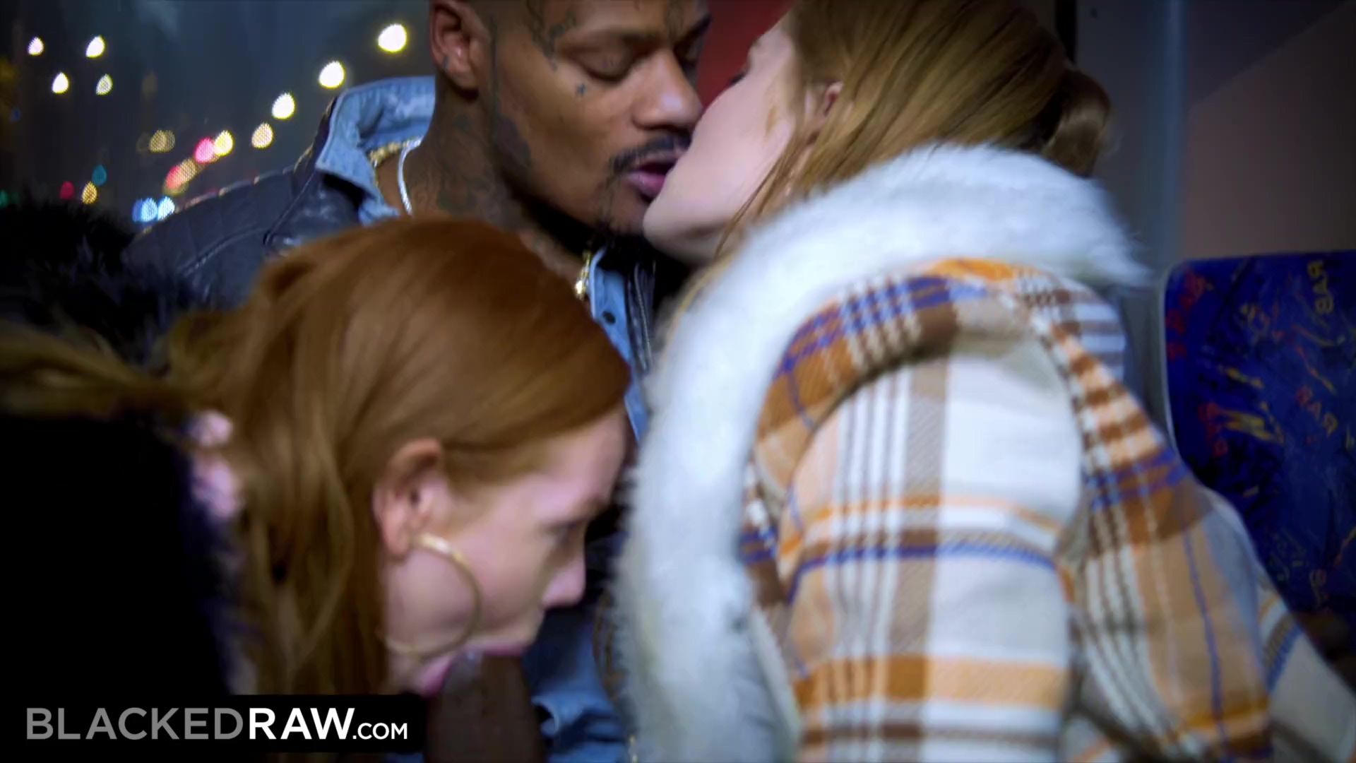 ¡Un trío divertido con dos pelirrojas y su nuevo amigo negro!