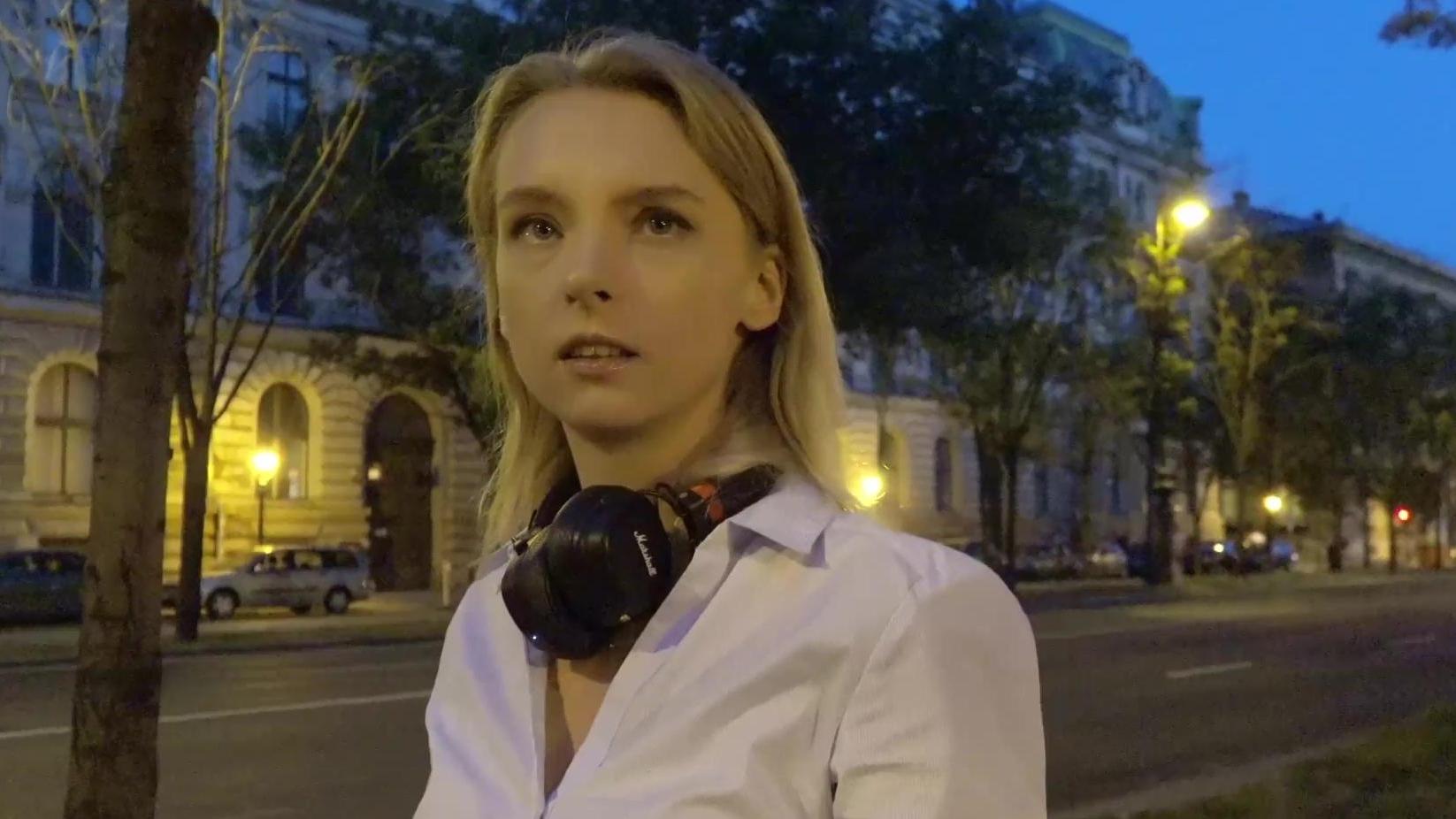 ¡Una bella estudiante alemana fue engañada y violada en una sesión falsa!