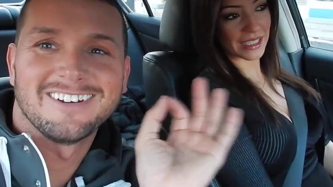 ¡Una esposa morena a la que le gusta mojarse cada vez que su marido aprieta el botón mágico!