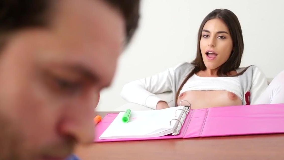 ¡Una hermosa colegiala se acuesta con su profesora cachonda! Tiene una polla muy grande para el.