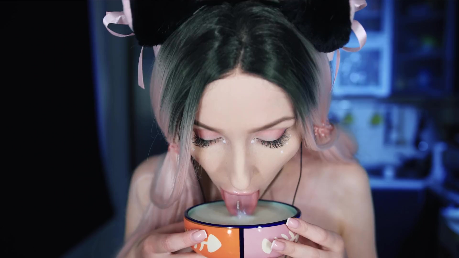 ¡Una hermosa joven rubia publicó el ASMR más caliente! Lamen mucho el agua