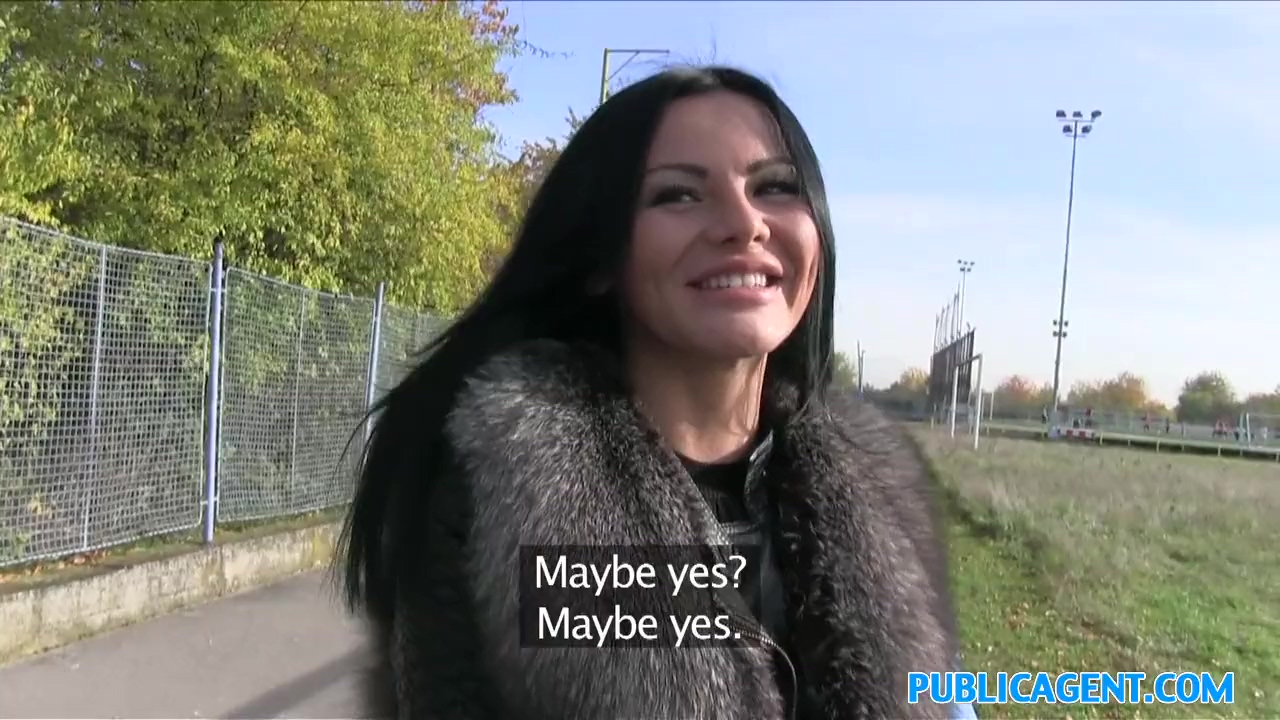 ¡Una hermosa puta morena fue seducida y golpeada en público por un trabajador social!