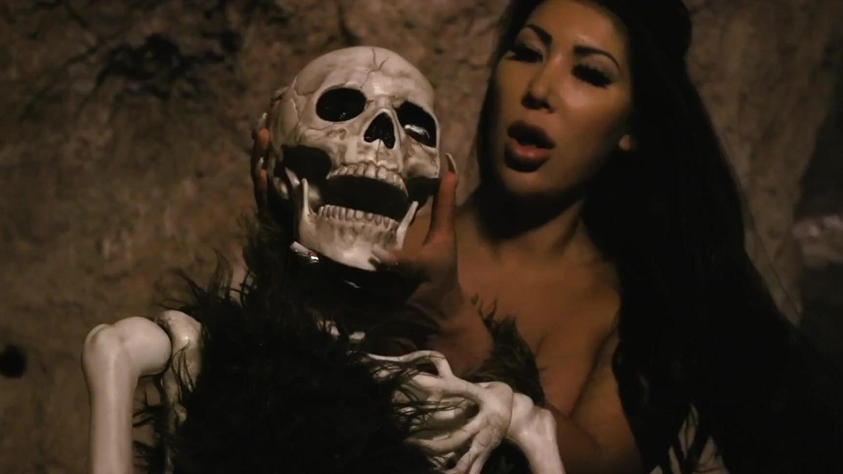 ¡Unos malos viejos tiempos! Milf de la vieja escuela con grandes tetas es follada duro por un joven