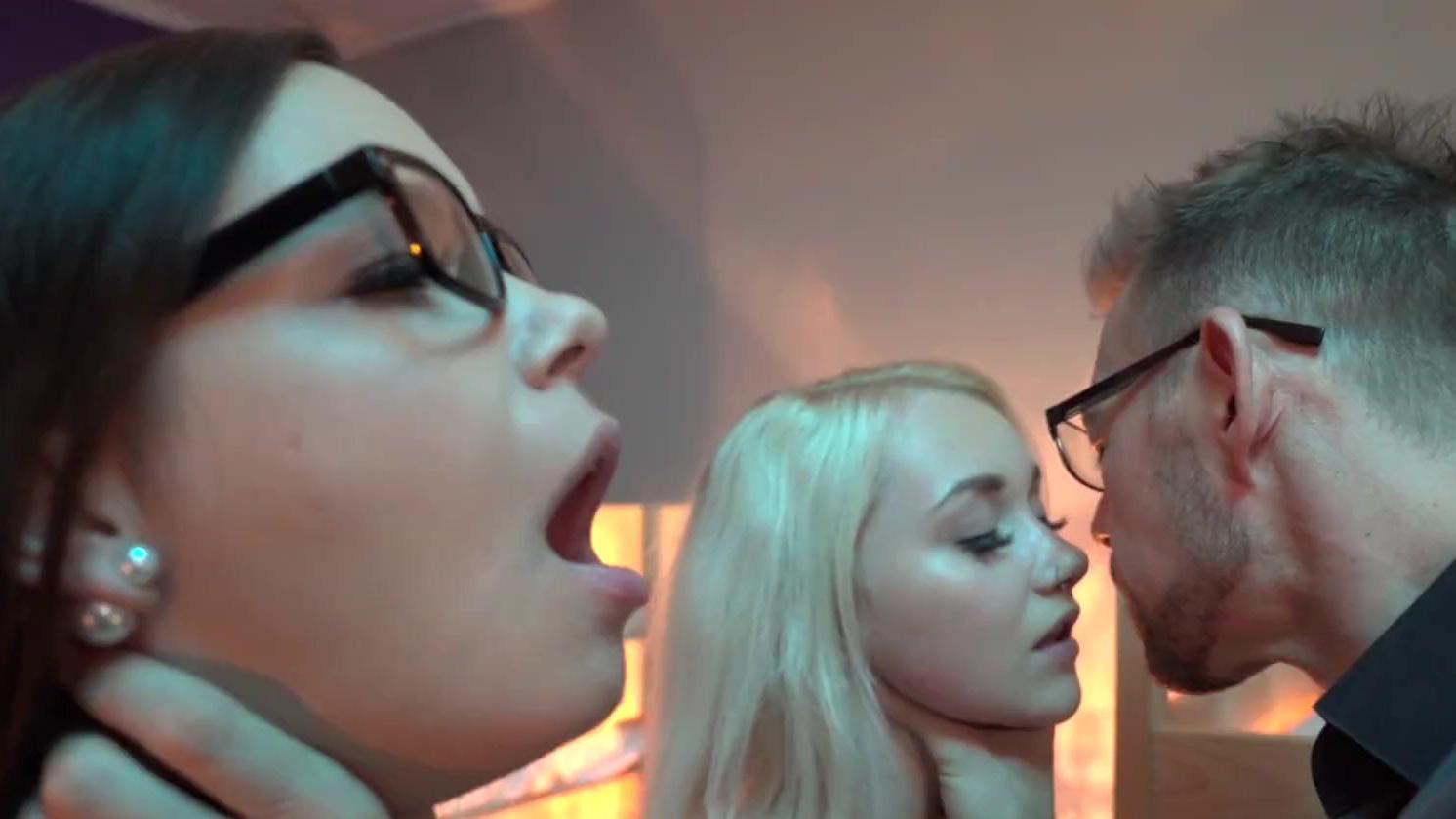 ¿Jugamos? Soy vuestra maestra, perras – Universidad falsa