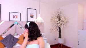 Angela Cooper disfruta de una noche en casa con su vibrador