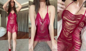 Christina Khalil se burla con su vestido con flecos