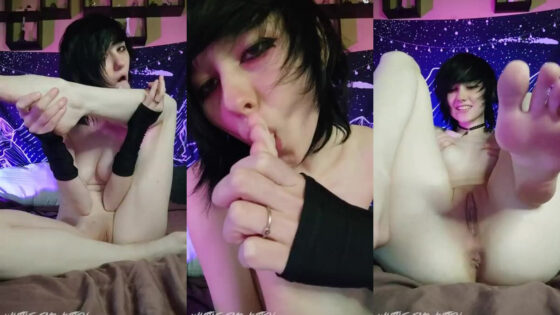 El pequeño gatito emo se chupa los bonitos dedos de los pies