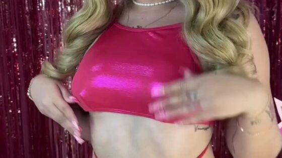Esta Barbie anhela un consolador de vidrio en su coño