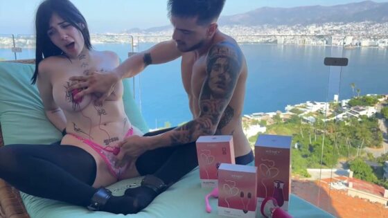 LilMilk69 es atada y complacida con juguetes sexuales