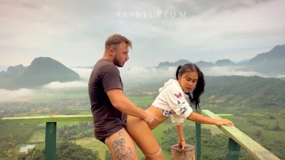 Raysi Leeum tiene sexo al aire libre