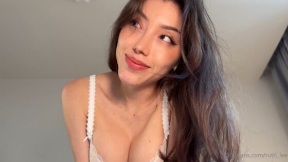 Ruth Lee usa un vibrador en su apretado coño