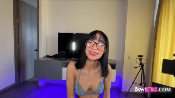 Sweetiny sopla la polla de su novio