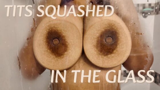 Tetas aplastadas contra el cristal.