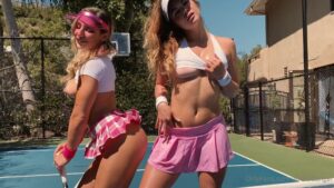 Abella Danger y KailiThorneVIP se burlan con un traje de tenis