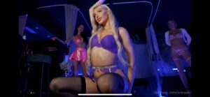 Alexandra Marianna y sus amigos reciben un golpe en un club de striptease