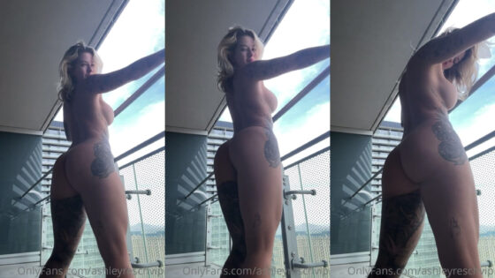 Ashley Resch sacudiendo su trasero en el balcón