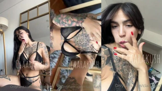 Claarakush tatuada dándose placer