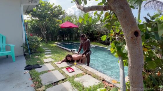 Josie Jaxxon es golpeada en una piscina