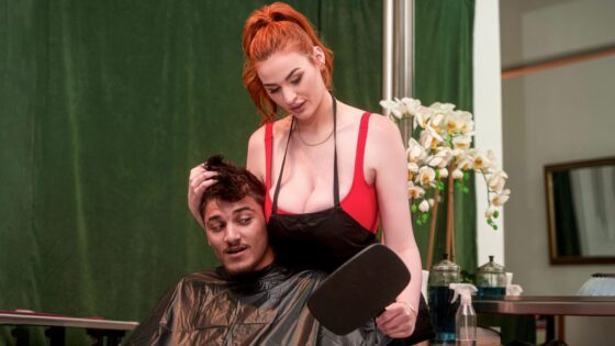 La peluquera Abigaiil Morris satisface a su cliente