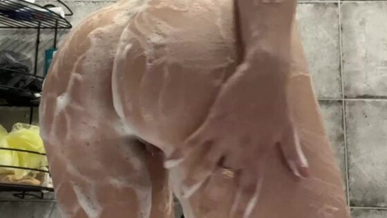Sweetie Fox lava su hermoso culo para ti